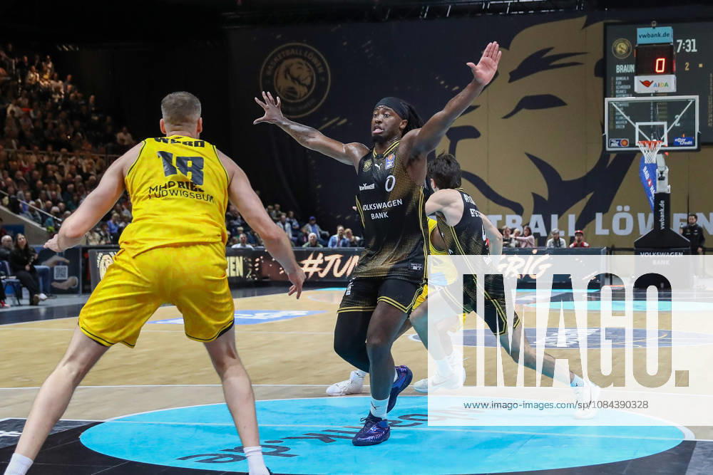 Basketball easyCredit BBL, Basketball Löwen Braunschweig vs. MHP RIESEN Ludwigsburg, from left: Jonas Wohlfarth Bottermann (Ludwigsburg), 18, Zaba Bangala (Braunschweig), 0, one-on-one, duel, battle, tackle (Braunschweig)