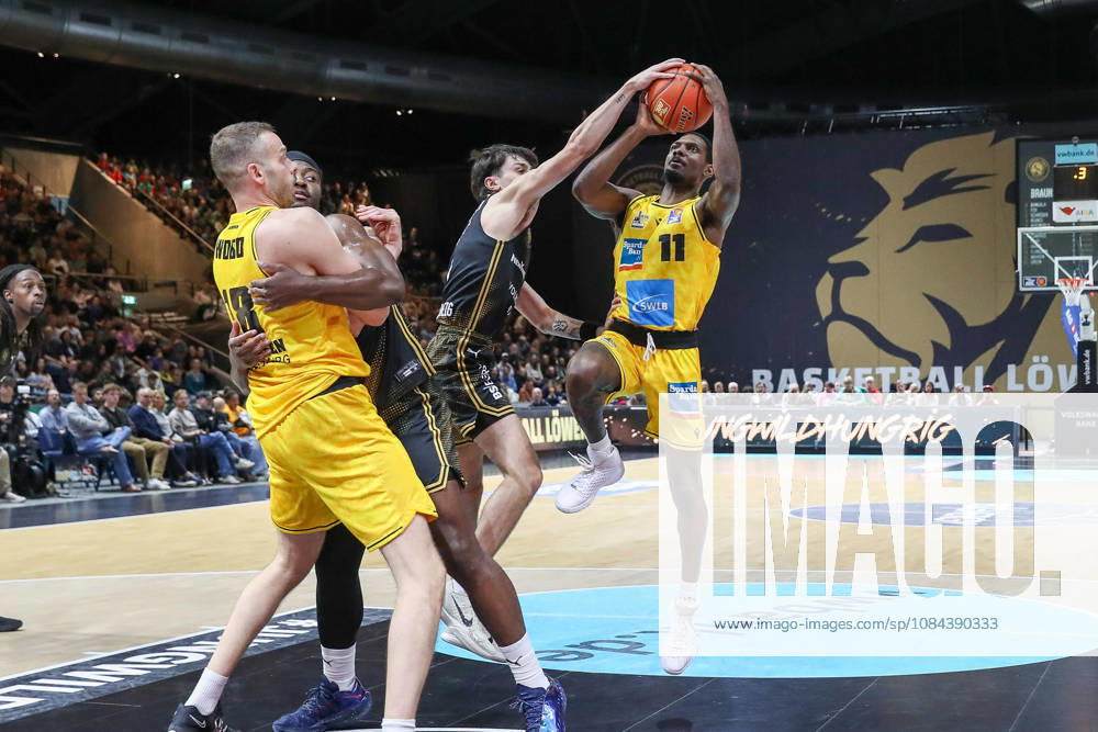 Basketball easyCredit BBL, Basketball Löwen Braunschweig vs. MHP RIESEN Ludwigsburg, from left: Gian Aydinoglu (Braunschweig), 4, Darius Perry (Ludwigsburg), 11, one-on-one, duel, battle, tackle (Braunschweig)