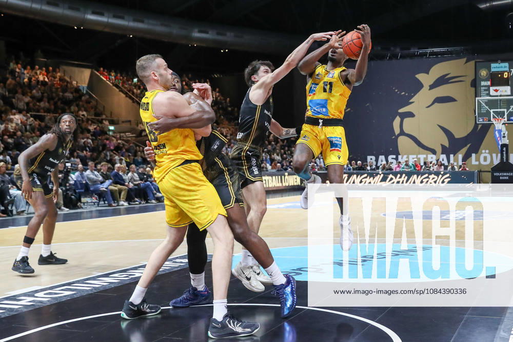 Basketball easyCredit BBL, Basketball Löwen Braunschweig vs. MHP RIESEN Ludwigsburg, from left: Gian Aydinoglu (Braunschweig), 4, Darius Perry (Ludwigsburg), 11, one-on-one, duel, battle, tackle (Braunschweig)