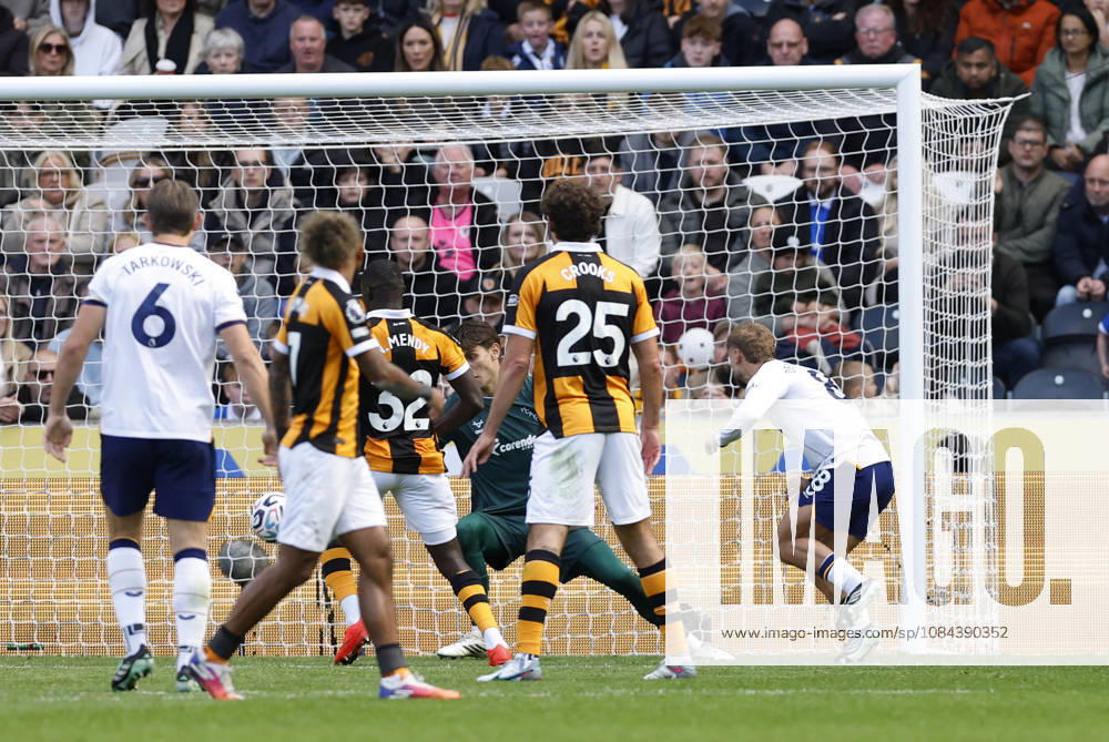 Kingston upon Hull, England, 11th October 2026. Kiernan Dewsbury-Hall of Everton (r) scores to equalise (1-1) during the Hull City vs Everton Premier League match at the MKM Stadium, Kingston upon Hull. Picture credit should read: Cody Froggatt Sportimage . SPI_041_CF_HULL_CITY_EVERTON SPI-5062-0042