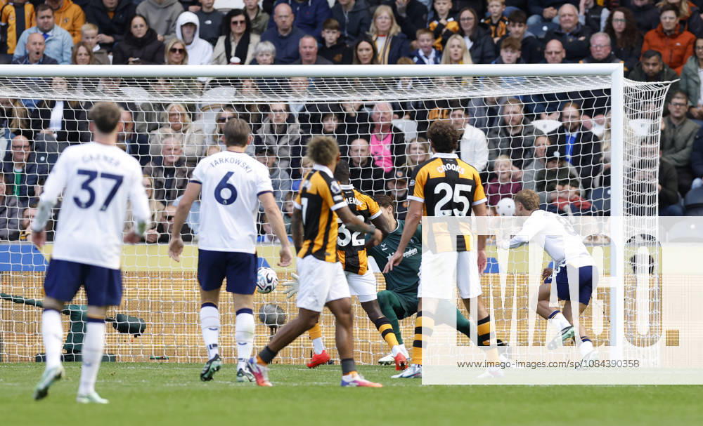 Kingston upon Hull, England, 11th October 2026. Kiernan Dewsbury-Hall of Everton (r) scores to equalise (1-1) during the Hull City vs Everton Premier League match at the MKM Stadium, Kingston upon Hull. Picture credit should read: Cody Froggatt Sportimage . SPI_042_CF_HULL_CITY_EVERTON SPI-5062-0043