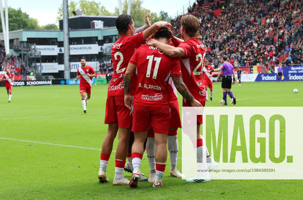 UTRECHT FC Utrecht forward Angel Alarcon celebrates the goal with his teammates during the Vriendenloterij Eredivisie match between FC Utrecht and Willem II at Stadion Galgenwaard on October 11, 2026, in Utrecht, Netherlands. PETER LOUS EYE4IMAGES DeFodi Images