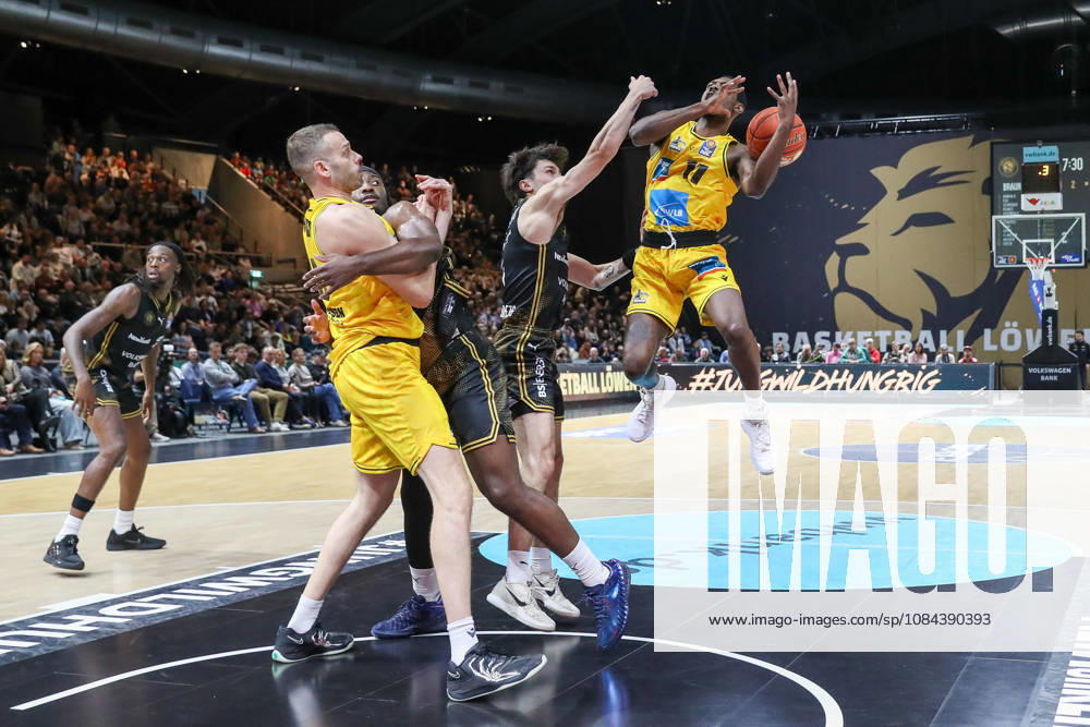 Basketball easyCredit BBL, Basketball Löwen Braunschweig vs. MHP RIESEN Ludwigsburg, from left: Gian Aydinoglu (Braunschweig), 4, Darius Perry (Ludwigsburg), 11, one-on-one, duel, battle, tackle (Braunschweig)