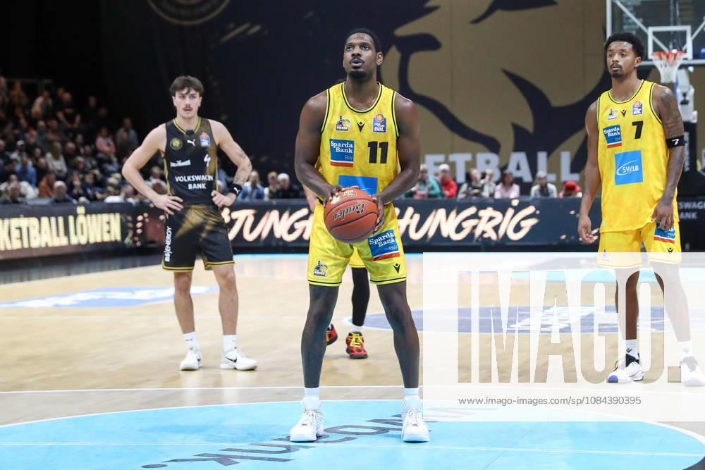 Basketball easyCredit BBL, Basketball Löwen Braunschweig vs. MHP RIESEN Ludwigsburg, from left: Darius Perry (Ludwigsburg), No. 11 with the ball, plays the ball (Braunschweig)