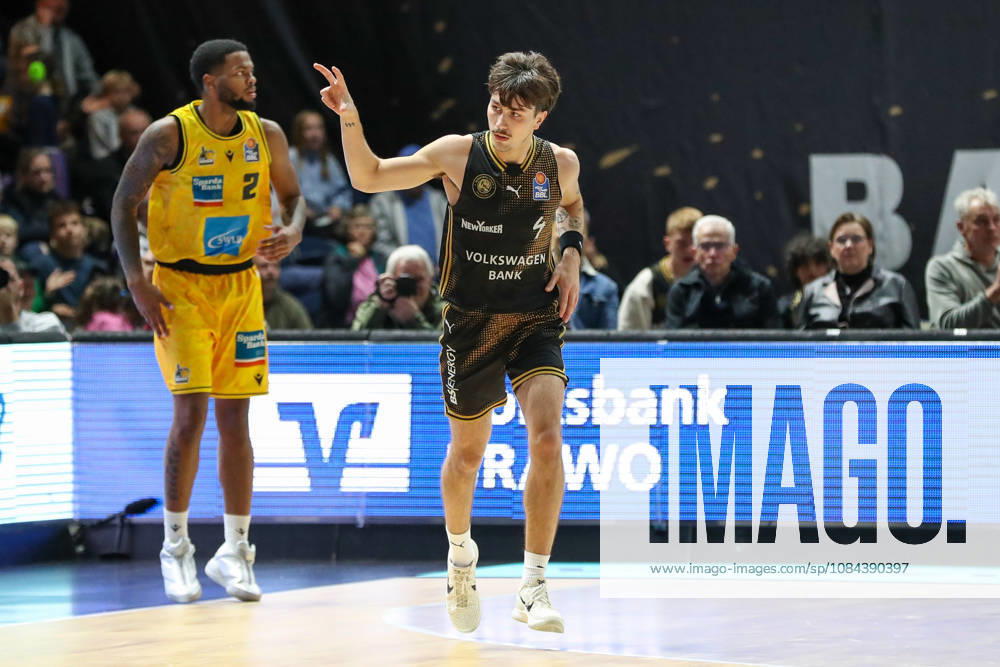 Basketball easyCredit BBL, Basketball Löwen Braunschweig vs. MHP RIESEN Ludwigsburg, from left: Gian Aydinoglu (Braunschweig), 4 celebrations, goal celebration, celebrating the goal, Braunschweig celebration