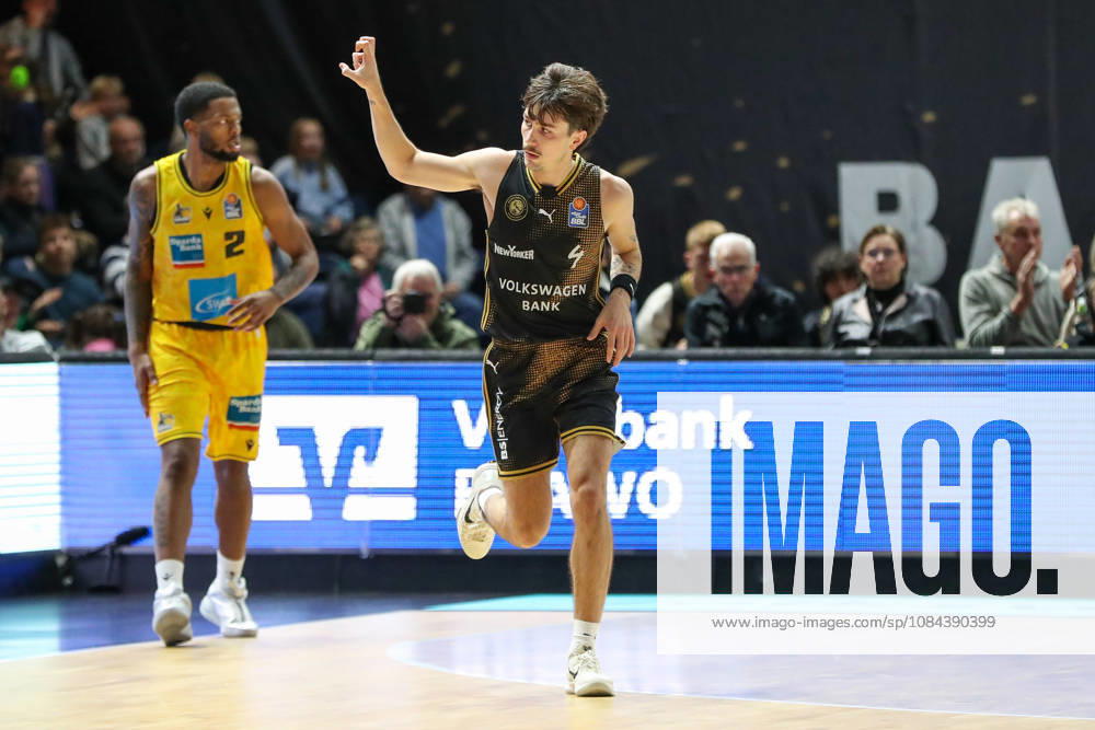 Basketball easyCredit BBL, Basketball Löwen Braunschweig vs. MHP RIESEN Ludwigsburg, from left: Gian Aydinoglu (Braunschweig), 4 celebrations, goal celebration, celebrating the goal, Braunschweig celebration