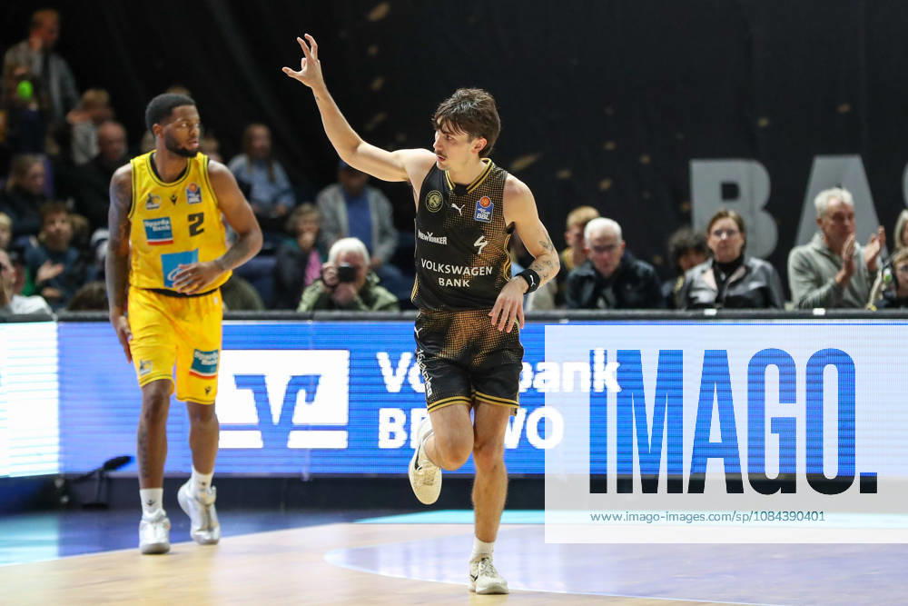 Basketball easyCredit BBL, Basketball Löwen Braunschweig vs. MHP RIESEN Ludwigsburg, from left: Gian Aydinoglu (Braunschweig), 4 celebrations, goal celebration, celebrating the goal, Braunschweig celebration