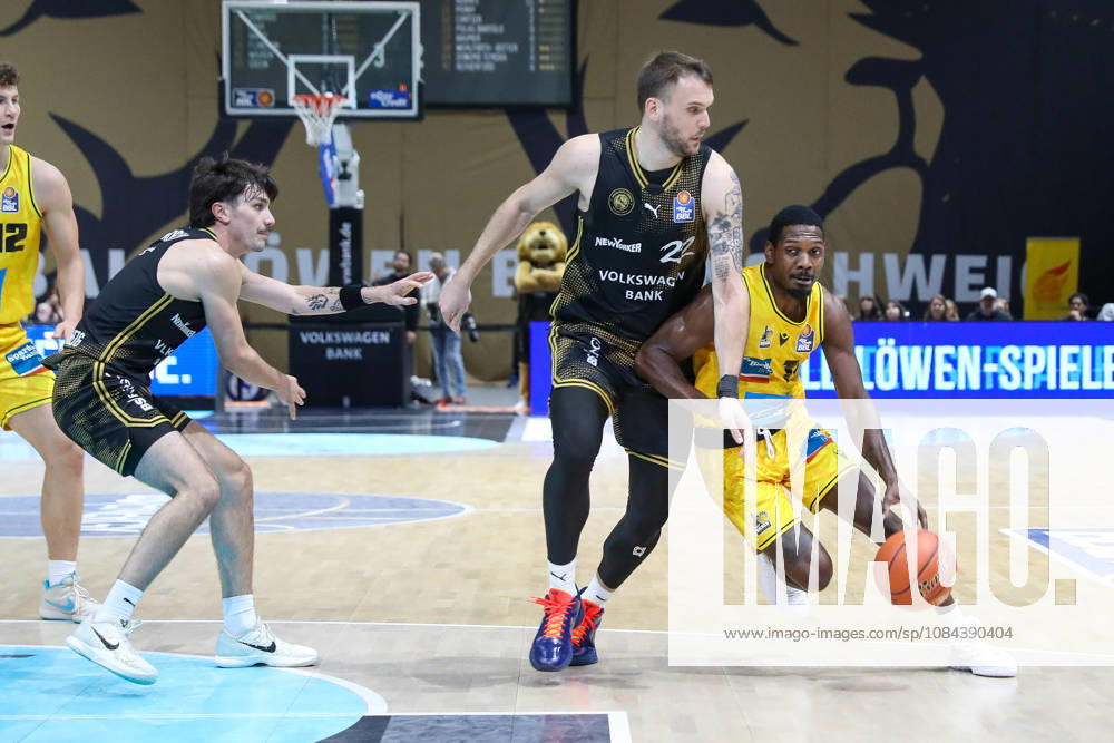 Basketball easyCredit BBL, Basketball Löwen Braunschweig vs. MHP RIESEN Ludwigsburg, from left: Felipe Haase Thiers (Braunschweig), 22, Darius Perry (Ludwigsburg), 11, one-on-one, duel, battle, tackle (Braunschweig)