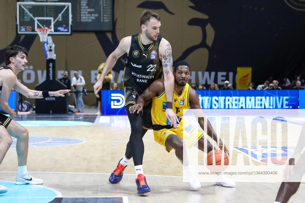 Basketball easyCredit BBL, Basketball Löwen Braunschweig vs. MHP RIESEN Ludwigsburg, from left: Felipe Haase Thiers (Braunschweig), 22, Darius Perry (Ludwigsburg), 11, one-on-one, duel, battle, tackle (Braunschweig)