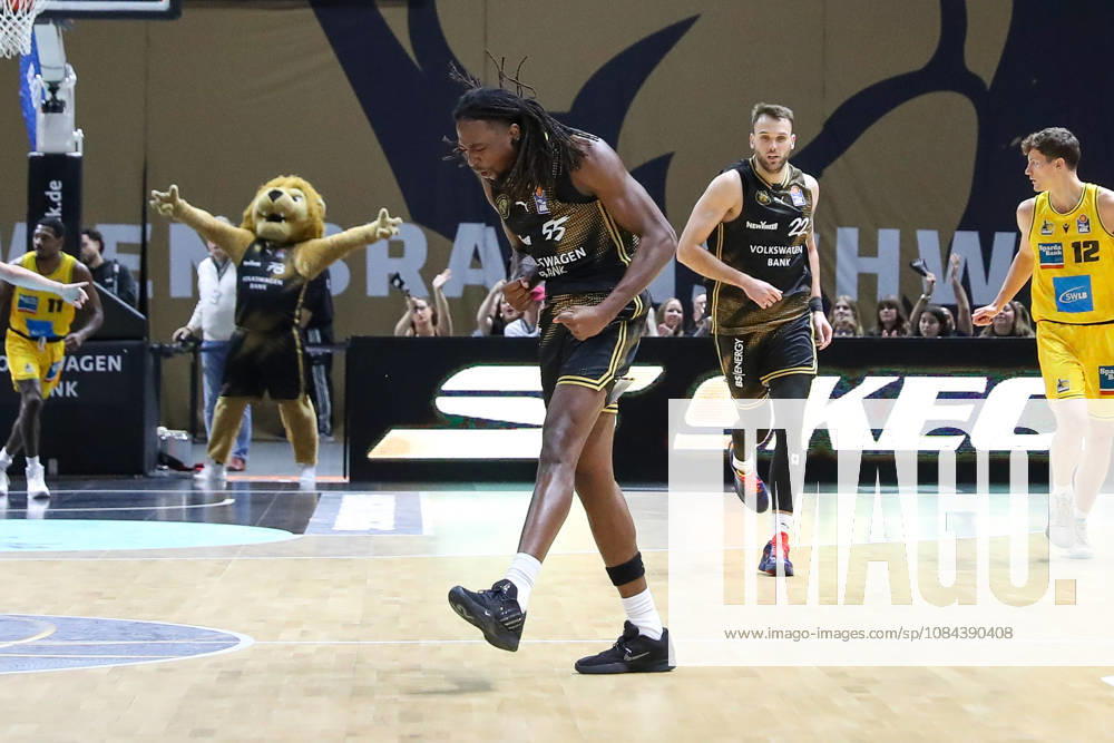 Basketball easyCredit BBL, Basketball Löwen Braunschweig vs. MHP RIESEN Ludwigsburg, from left: Tajh Green (Braunschweig), 55, cheering, goal celebration, celebration (Braunschweig)