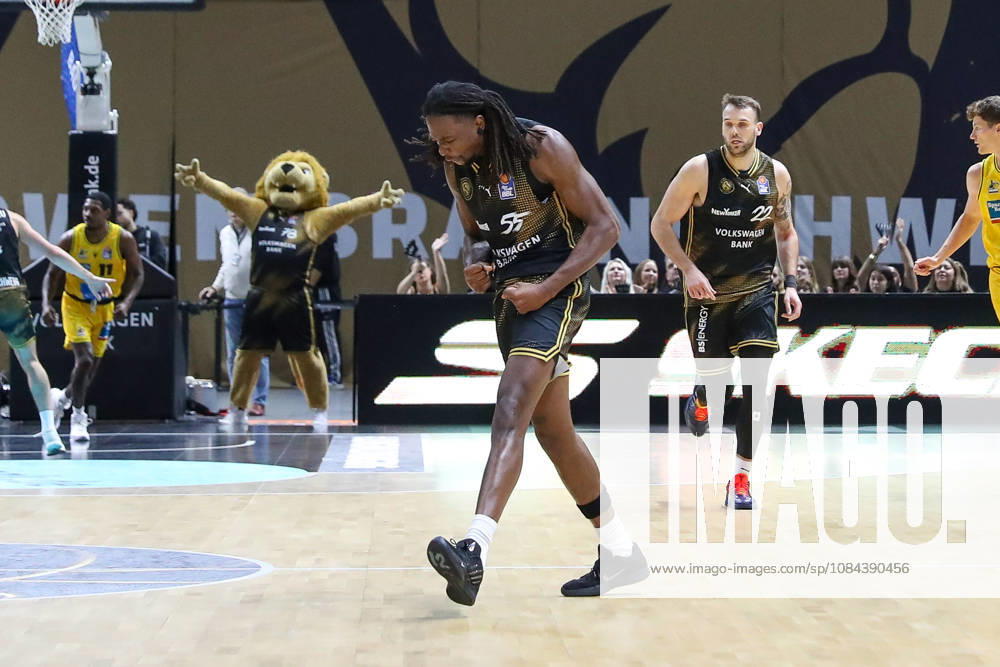 Basketball easyCredit BBL, Basketball Löwen Braunschweig vs. MHP RIESEN Ludwigsburg, from left: Tajh Green (Braunschweig), 55, cheering, goal celebration, celebration (Braunschweig)
