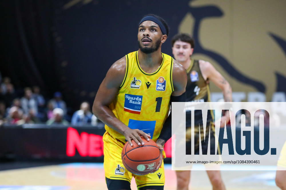 Basketball easyCredit BBL, Basketball Löwen Braunschweig vs. MHP RIESEN Ludwigsburg,, from left: Justin Kier (Ludwigsburg), 1 with the ball, plays the ball (Braunschweig)