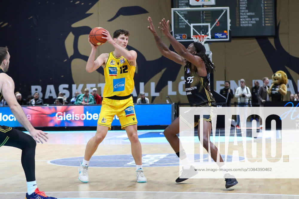 Basketball easyCredit BBL, Basketball Löwen Braunschweig vs. MHP RIESEN Ludwigsburg, from left: Patrick Cartier (Ludwigsburg), 12, Tajh Green (Braunschweig), 55, one-on-one, duel, battle, tackle (Braunschweig)