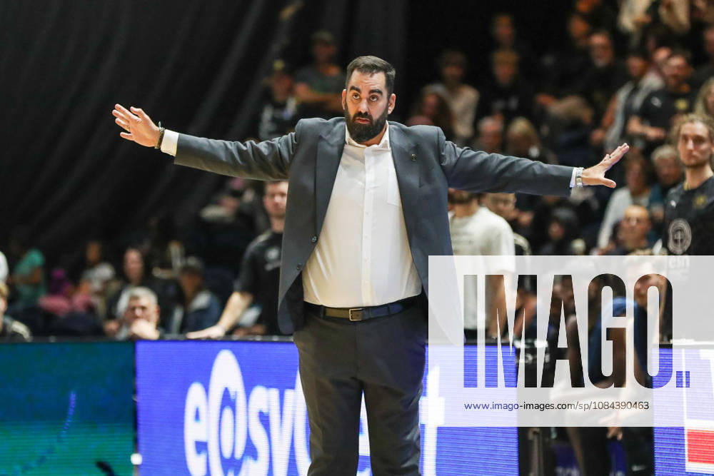 Basketball easyCredit BBL, Basketball Löwen Braunschweig vs. MHP RIESEN Ludwigsburg, from left: Ramon Diaz Sanchez (Braunschweig), coach giving instructions, gesturing with his arms, gesticulate, gives instructions Braunschweig
