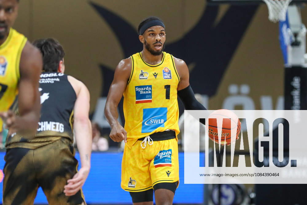Basketball easyCredit BBL, Basketball Löwen Braunschweig vs. MHP RIESEN Ludwigsburg,, from left: Justin Kier (Ludwigsburg), 1 with the ball, plays the ball (Braunschweig)