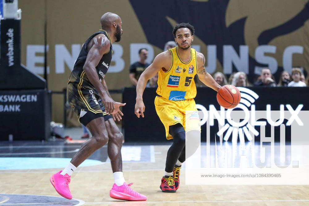 Basketball easyCredit BBL, Basketball Löwen Braunschweig vs. MHP RIESEN Ludwigsburg, from left: Sheldon Edwards (Braunschweig), 13, Ishmael Leggett (Ludwigsburg), 5, one-on-one, duel, battle, tackle (Braunschweig)