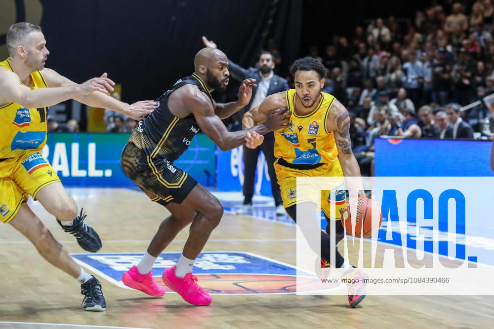 Basketball easyCredit BBL, Basketball Löwen Braunschweig vs. MHP RIESEN Ludwigsburg, from left: Sheldon Edwards (Braunschweig), 13, Ishmael Leggett (Ludwigsburg), 5, one-on-one, duel, battle, tackle (Braunschweig)
