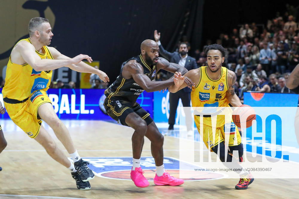 Basketball easyCredit BBL, Basketball Löwen Braunschweig vs. MHP RIESEN Ludwigsburg, from left: Sheldon Edwards (Braunschweig), 13, Ishmael Leggett (Ludwigsburg), 5, one-on-one, duel, battle, tackle (Braunschweig)