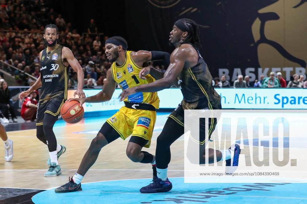 Basketball easyCredit BBL, Basketball Löwen Braunschweig vs. MHP RIESEN Ludwigsburg, from left: Justin Kier (Ludwigsburg), 1, Zaba Bangala Braunschweig, 0 one-on-one, duel, battle, tackle Braunschweig