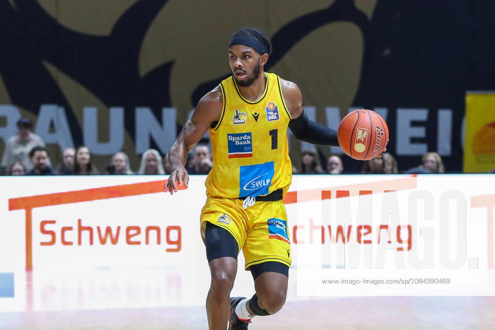 Basketball easyCredit BBL, Basketball Löwen Braunschweig vs. MHP RIESEN Ludwigsburg,, from left: Justin Kier (Ludwigsburg), 1 with the ball, plays the ball (Braunschweig)
