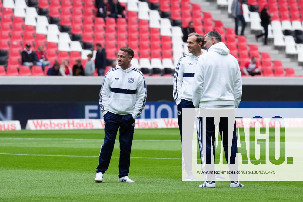 1 Bundesliga SC Freiburg vs. FC Schalke 04, October 11, 2026 The FC Schalke 04 team during the pre-match field inspection 1 Bundesliga SC Freiburg vs. FC Schalke 04, Europa-Park Stadium, October 11, 2026 DFB and DFL regulations prohibit any use of photographs as image sequences and or quasi-video.