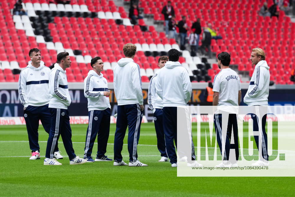 1 Bundesliga SC Freiburg vs. FC Schalke 04, October 11, 2026 The FC Schalke 04 team during the pre-match field inspection 1 Bundesliga SC Freiburg vs. FC Schalke 04, Europa-Park Stadium, October 11, 2026 DFB and DFL regulations prohibit any use of photographs as image sequences and or quasi-video.