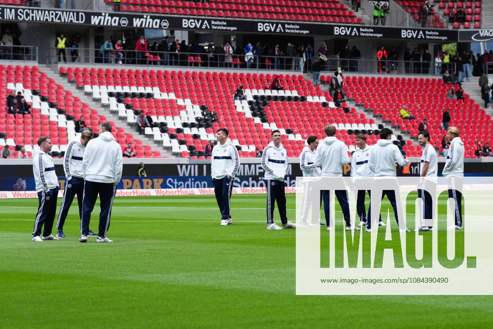 1 Bundesliga SC Freiburg vs. FC Schalke 04, October 11, 2026 The FC Schalke 04 team during the pre-match field inspection 1 Bundesliga SC Freiburg vs. FC Schalke 04, Europa-Park Stadium, October 11, 2026 DFB and DFL regulations prohibit any use of photographs as image sequences and or quasi-video.