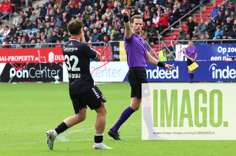 UTRECHT referee Jannick van der Laan during the Vriendenloterij Eredivisie match between FC Utrecht and Willem II at Stadion Galgenwaard on October 11, 2026, in Utrecht, Netherlands PETER LOUS EYE4IMAGES DeFodi Images