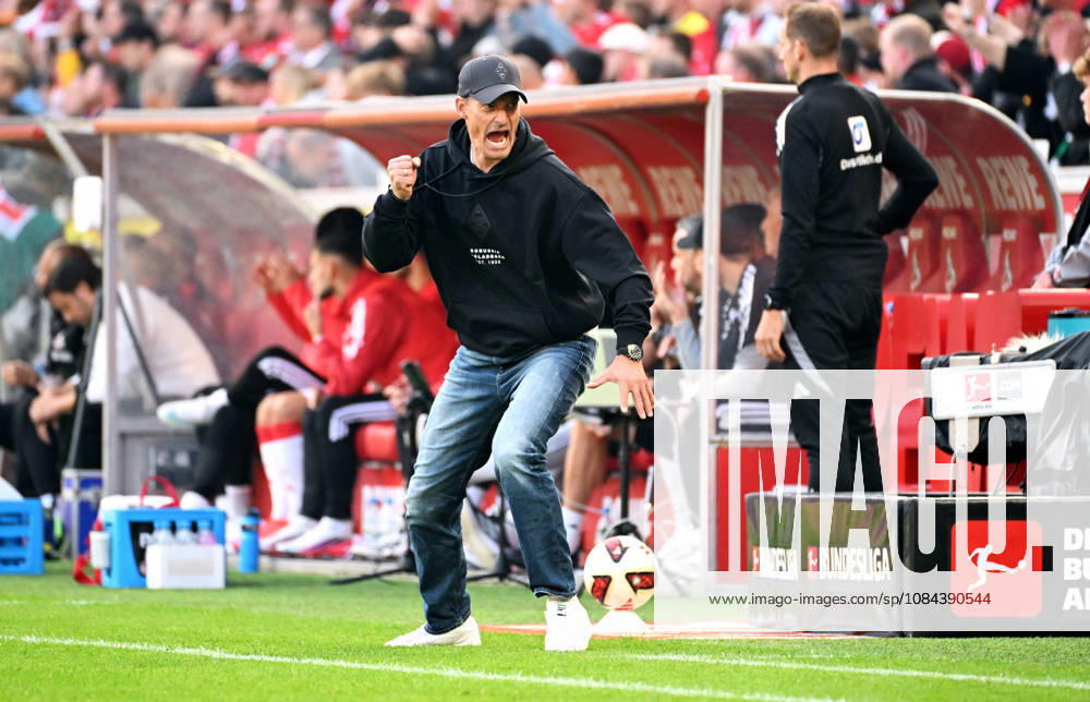 Cologne, Germany, Bundesliga 1, Matchday 5, Rhein Energie Stadium Cologne, 1. FC Köln vs. Borussia Mönchengladbach; Head Coach Alexander Blessin (BMG) celebrates after the goal that tied the score at 1-1; Celebration, Joy, Action