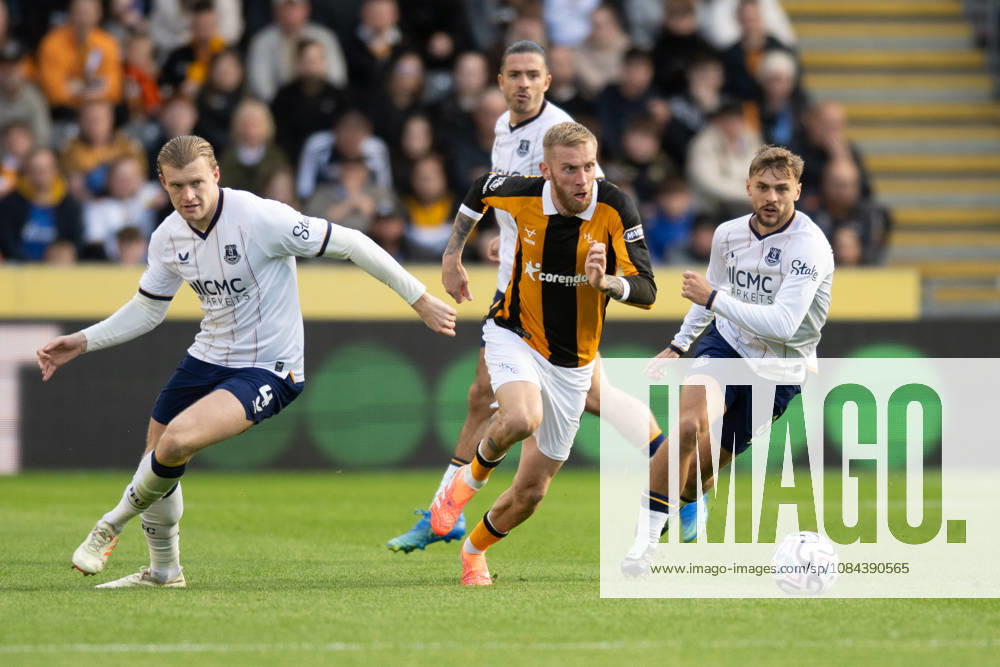 Hull City v Everton Premier League Oliver McBurnie of Hull City pushes forward ahead of Everton players during the Premier League match between Hull City and Everton at the MKM Stadium, Hull. 11 10 2026 UK Newspapers OUT