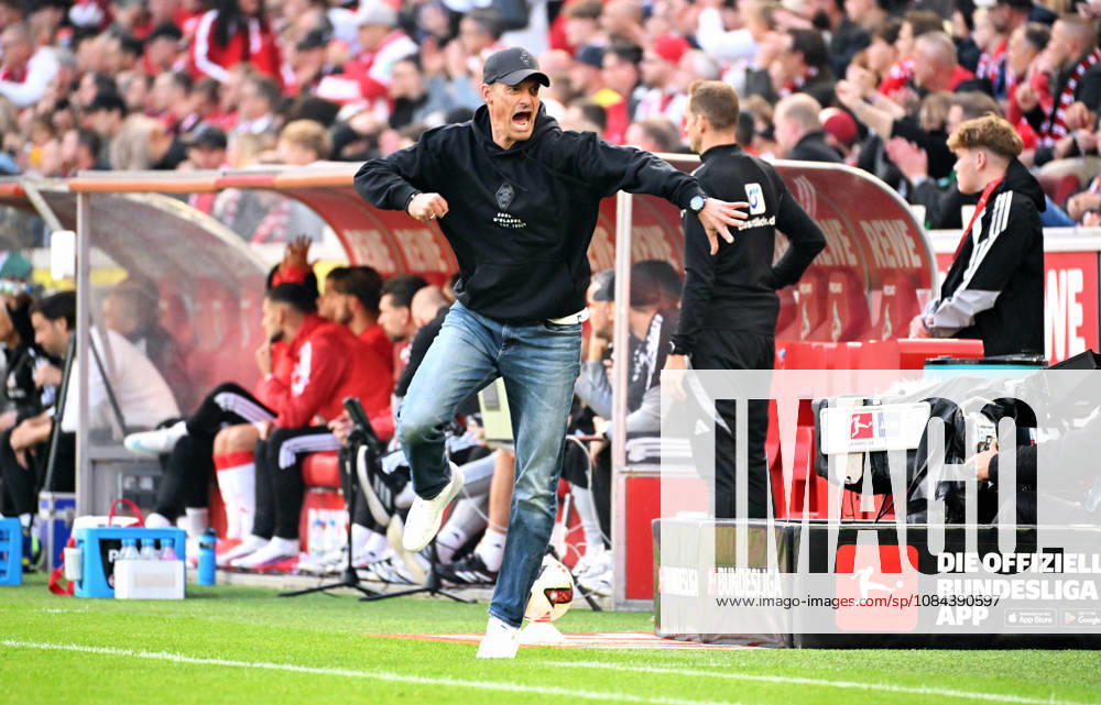 Cologne, Germany, Bundesliga 1, Matchday 5, Rhein Energie Stadium Cologne, 1. FC Köln vs. Borussia Mönchengladbach; Head Coach Alexander Blessin (BMG) celebrates after the goal that tied the score at 1-1; Celebration, Joy, Action