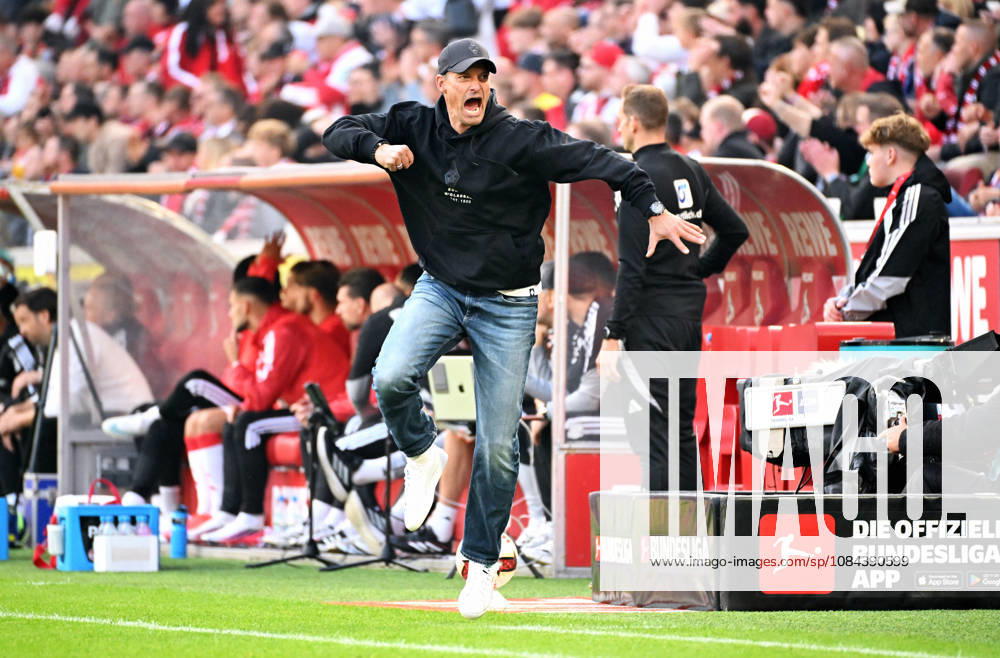Cologne, Germany, Bundesliga 1, Matchday 5, Rhein Energie Stadium Cologne, 1. FC Köln vs. Borussia Mönchengladbach; Head Coach Alexander Blessin (BMG) celebrates after the goal that tied the score at 1-1; Celebration, Joy, Action