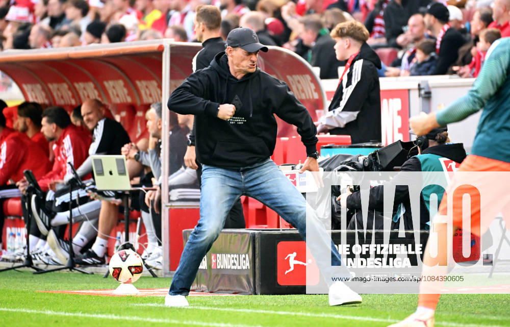 Cologne, Germany, Bundesliga 1, Matchday 5, Rhein Energie Stadium Cologne, 1. FC Köln vs. Borussia Mönchengladbach; Head Coach Alexander Blessin (BMG) celebrates after the goal that tied the score at 1-1; Celebration, Joy, Action