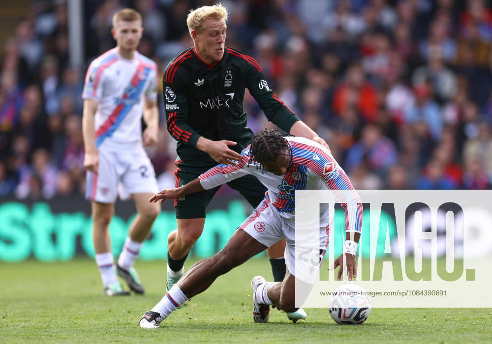 Crystal Palace gegen Nottingham Forest, 11. Oktober 2026, London, Premier League, Fußball: Crystal Palace gegen Nottingham Forest – Xaver Schlager von Nottingham Forest und Quinten Timber von Crystal Palace. Foto: Jacques Feeney, Offside, London, Großbritannien