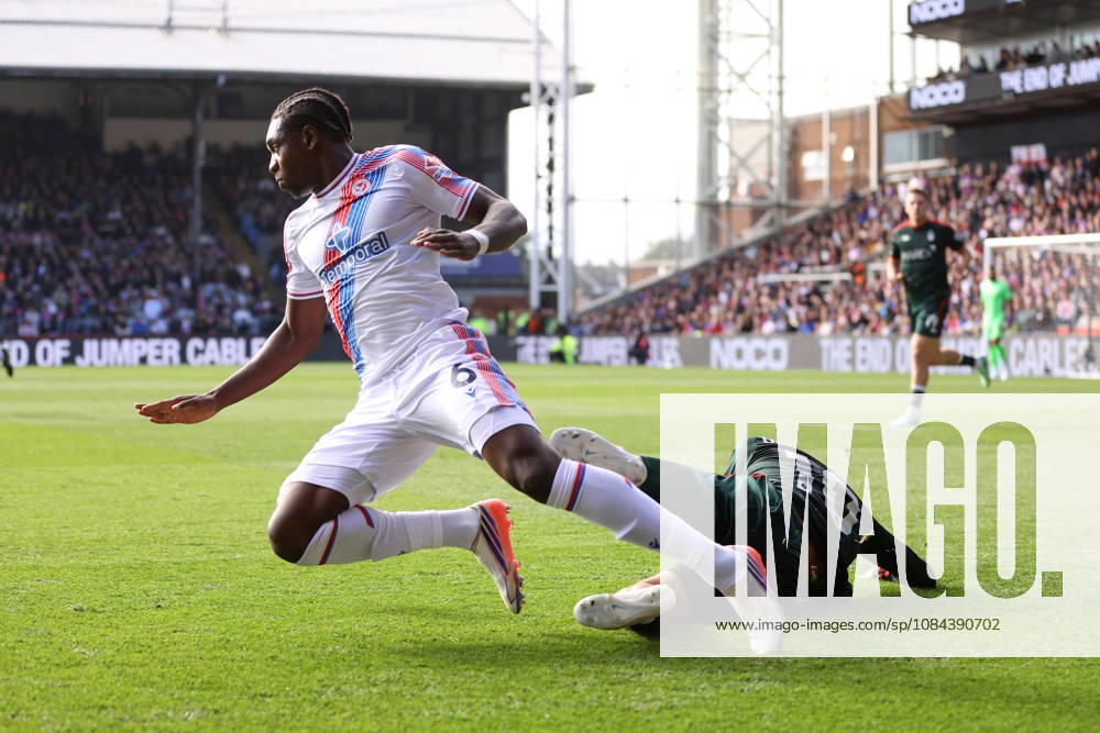 Crystal Palace gegen Nottingham Forest, 11. Oktober 2026, London, Premier League, Fußball: Crystal Palace gegen Nottingham Forest. Jaydee Canvot von Crystal Palace wird von Morgan Gibbs White von Nottingham Forest gestoppt. Foto: Jacques Feeney. Abseits. London, Großbritannien