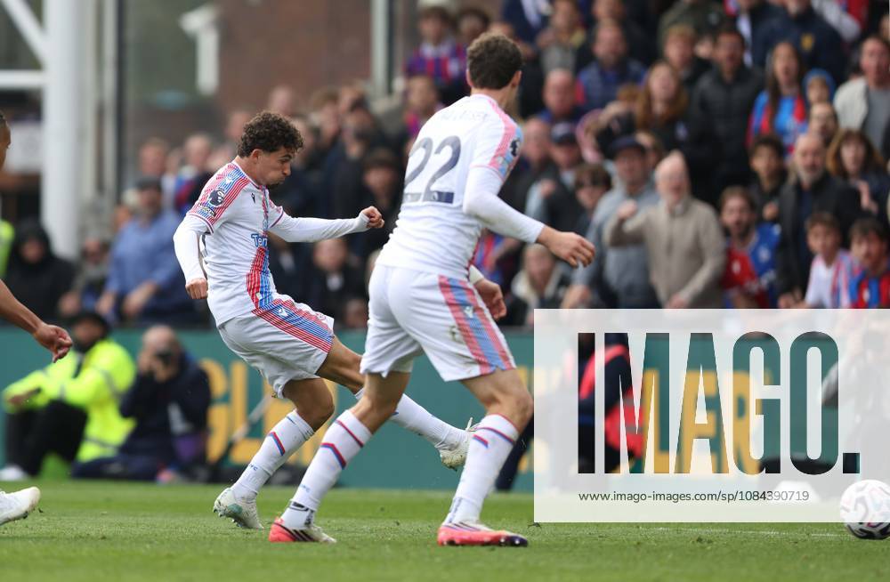 Premier League - Crystal Palace v Nottingham Forest LONDON, ENGLAND, OCTOBER 11: GOAL 3-1, Yeremi Pino of Crystal Palace scores a goal to put Crystal Palace 3-1 ahead during The Premier League match between Crystal Palace v Nottingham Forest at Selhurst Park Stadium, London, England, on October 11. (Photo by Daniel Weir) London Selhurst Park Stadium England