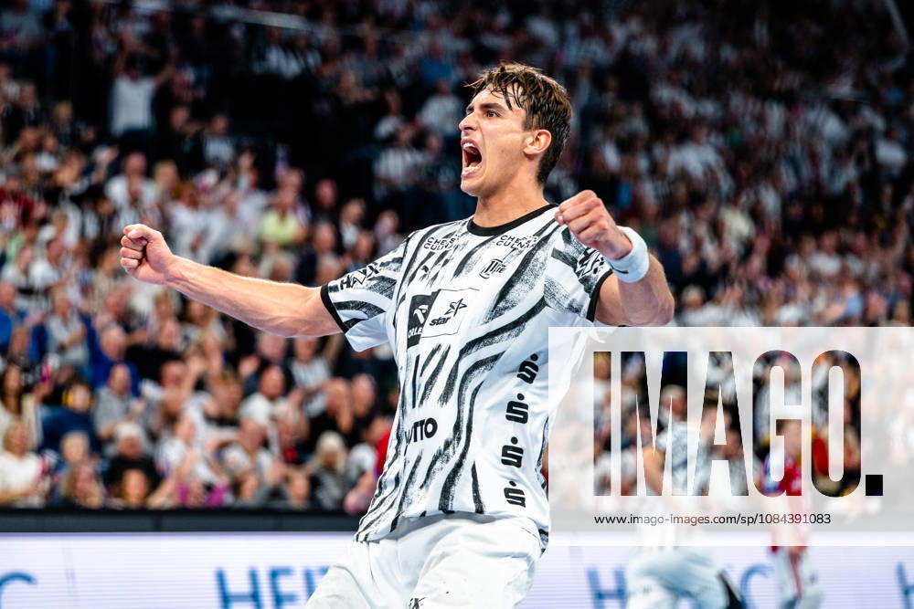 Opel HBL Handball, THW Kiel vs. Handball Club Hamburg, l Julian Köster (Kiel), 7 Cheering, Goal celebration, celebrating the goal, celebration Kiel