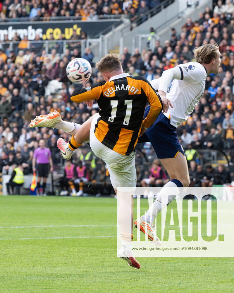 Hull City v Everton Premier League Joe Gelhardt of Hull City in an aerial challenge with Jarrad Branthwaite of Everton during the Premier League match between Hull City and Everton at the MKM Stadium, Hull. 11 10 2026 UK Newspapers OUT