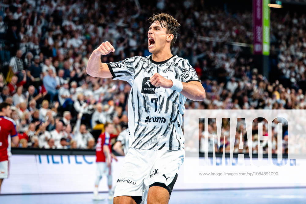 Opel HBL Handball, THW Kiel vs. Handball Club Hamburg, l Julian Köster (Kiel), 7 Cheering, Goal celebration, celebrating the goal, celebration Kiel
