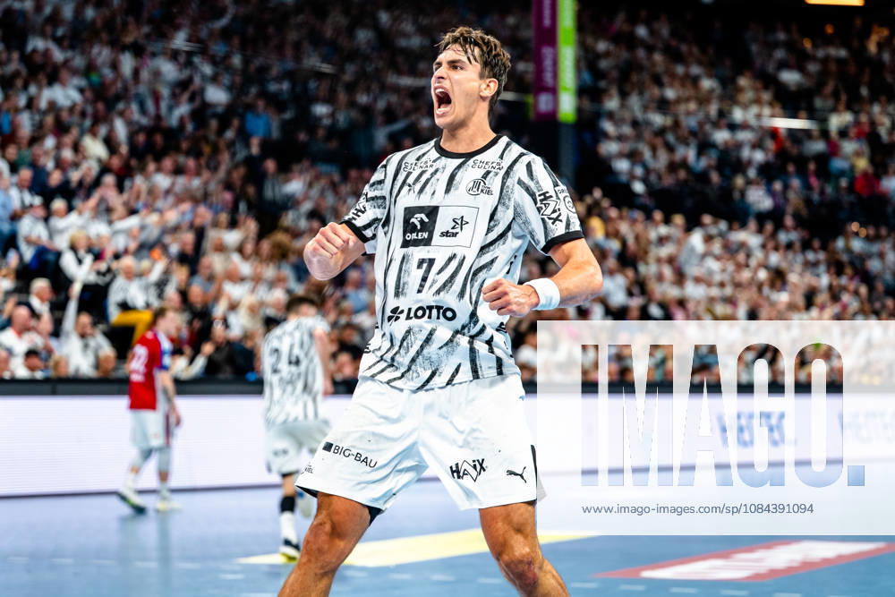 Opel HBL Handball, THW Kiel vs. Handball Club Hamburg, l Julian Köster (Kiel), 7 Cheering, Goal celebration, celebrating the goal, celebration Kiel