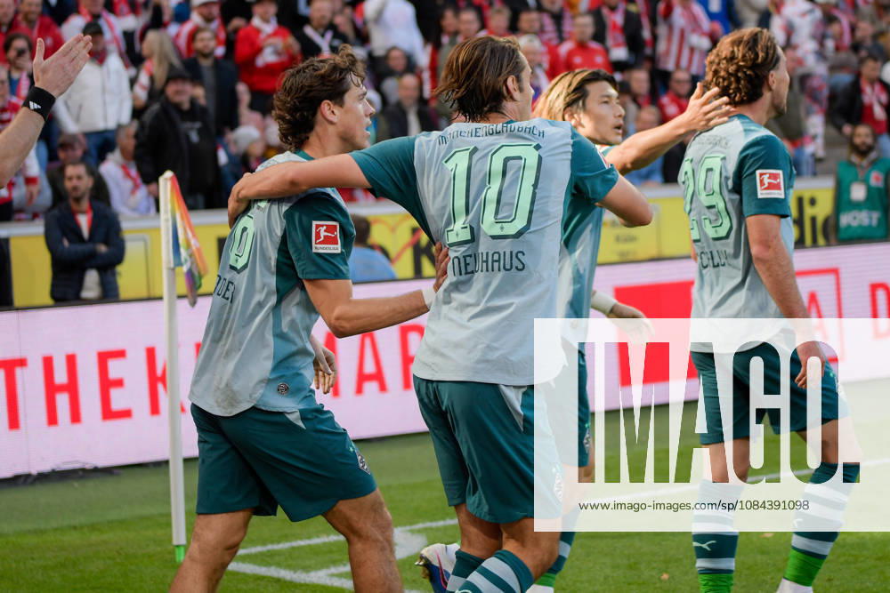 Gladbach players celebrating, joy, emotion, goal celebration, goal scorers, goal scorer Joe Scally, Mönchengladbach, 29, 11, 10, 2026 ¢ Soccer ¢ 1. FC Köln vs. Borussia Mönchengladbach, RheinEnergieStadion, Cologne, DFB DFL regulations prohibit any use of photographs as image sequences and or quasi-video NRW Germany