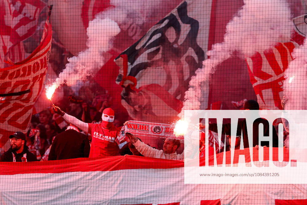 Soccer, Bundesliga, 1. FC Köln vs. Borussia Mönchengladbach, RheinEnergieSTADION, Matchday 5, 2026–2027 Season Pyrotechnics in the Cologne fans section DFB regulations prohibit the use of photographs as image sequences and or quasi-video Photo: WilkowskixPressefotoKochx North Rhine-Westphalia, Germany