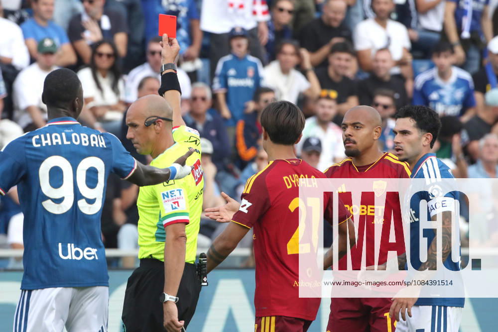 IPA89552589 - October 11, 2026 Como vs. AS Roma (Serie A) Sports; Soccer; Matchday 6& xD;In the photo: Malen is shown a red card& xD;(Photo by Gino Mancini)