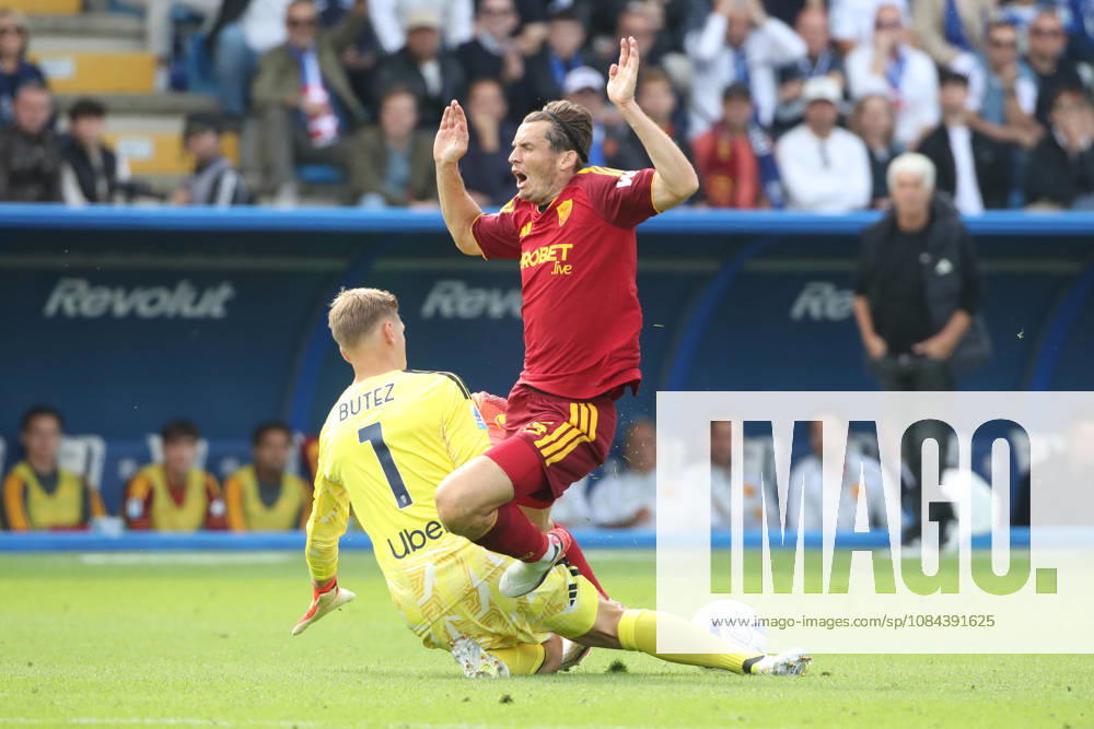 IPA89552611 - October 11, 2026 Como vs. AS Roma (Serie A) Sports; Soccer; Matchday 6& xD;In the photo: De Roon tackled in the box& xD;(Photo by Gino Mancini)