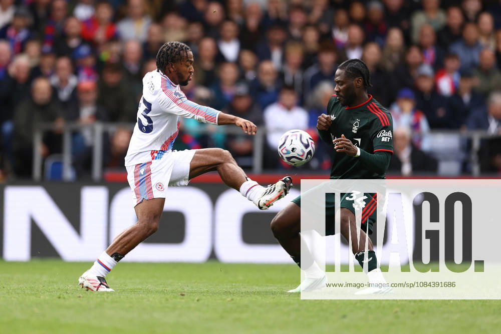 Crystal Palace gegen Nottingham Forest, 11. Oktober 2026, London, Premier League, Fußball: Crystal Palace gegen Nottingham Forest – Quinten Timber von Crystal Palace und Ola Aina von Nottingham Forest. Foto: Jacques Feeney, Offside, London, Großbritannien