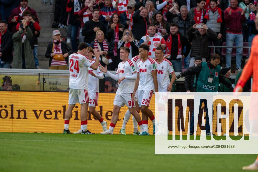 The team celebrating after the 1-0 victory, 1. FC Köln vs. Borussia Mönchengladbach, soccer, Bundesliga 1, Matchday 5, October 11, 2026. DFB and DFL regulations prohibit any use of photographs as image sequences and or quasi-video. Cologne, North Rhine-Westphalia, Germany