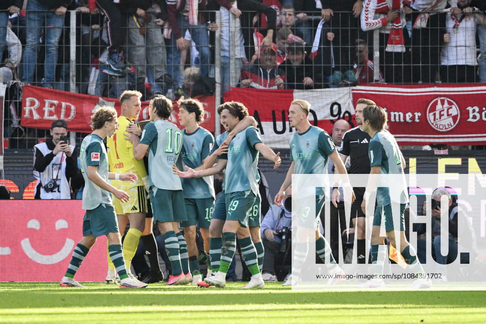 Celebration 1 1, Gladbach players celebrate Joe Scally, Borussia Mönchengladbach, Wed., left: goalkeeper Marvin Schwäbe, 1. FC Köln, 11 10 2026, Soccer, Bundesliga, 2026–2027 season, Matchday 5, 1. FC Köln vs. Borussia Mönchengladbach. DFL regulations prohibit any use of photographs as image sequences and or quasi-video. Cologne, RheinEnergie Stadium, North Rhine-Westphalia, Germany Team2