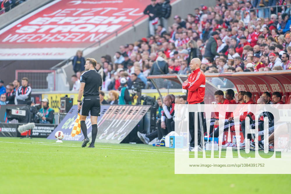 Rene Wagner, 1. FC Köln coach, watches his team play 1. FC Köln vs. Borussia Mönchengladbach, soccer, Bundesliga, Matchday 5, 2026–27 season, December 10, 2026, DFL regulations prohibit any use of photographs as image sequences and or quasi-video, 1 FC Köln vs. Borussia Mönchengladbach, soccer, Bundesliga, Matchday 5, 2026–27 season, October 12, 2026, Cologne