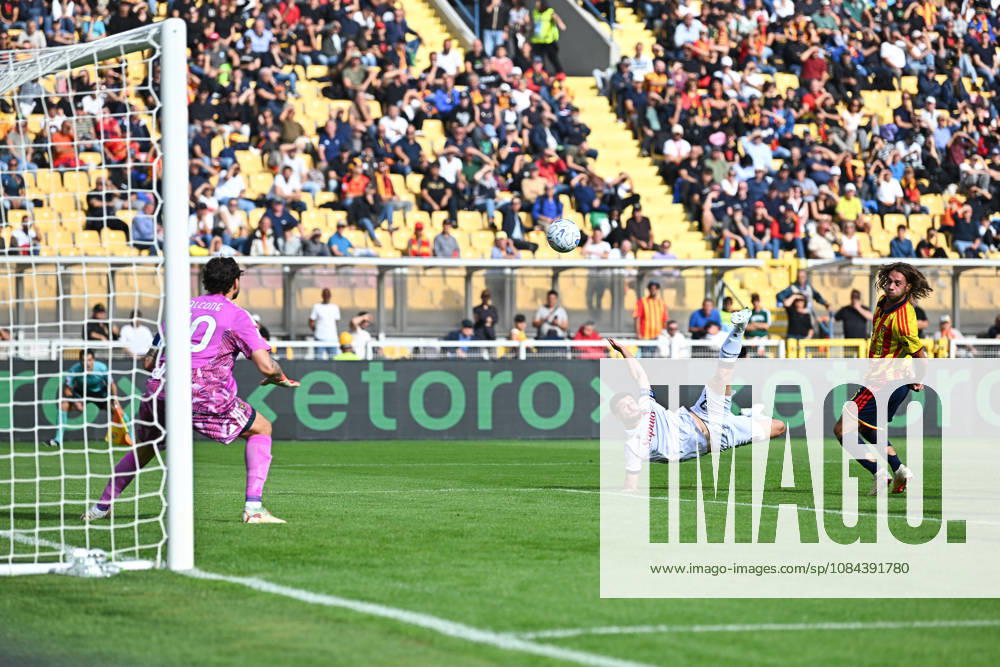 Foto IPP Marco Verri Lecce 11 10 26 Calcio Campionato Serie A 2026 2027 Lecce-Bologna nella foto il gol di Riccardo Orsolini, attaccante del Bologna in rovesciata Italy Photo Press - World Copyright Lecce italy Italy ITALY