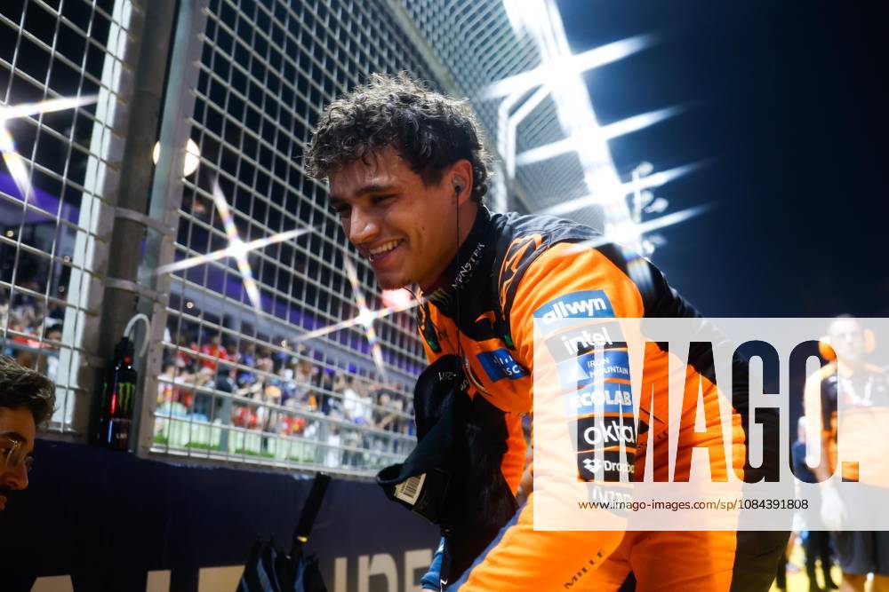 NORRIS, Lando (GBR), McLaren F1 Team MCL40, portrait, Singapore 2026 81 PIASTRI, Oscar (GBR), McLaren F1 Team MCL40, action 01 NORRIS, Lando (GBR), McLaren F1 Team MCL40, action, Singapore 2026, Singapore